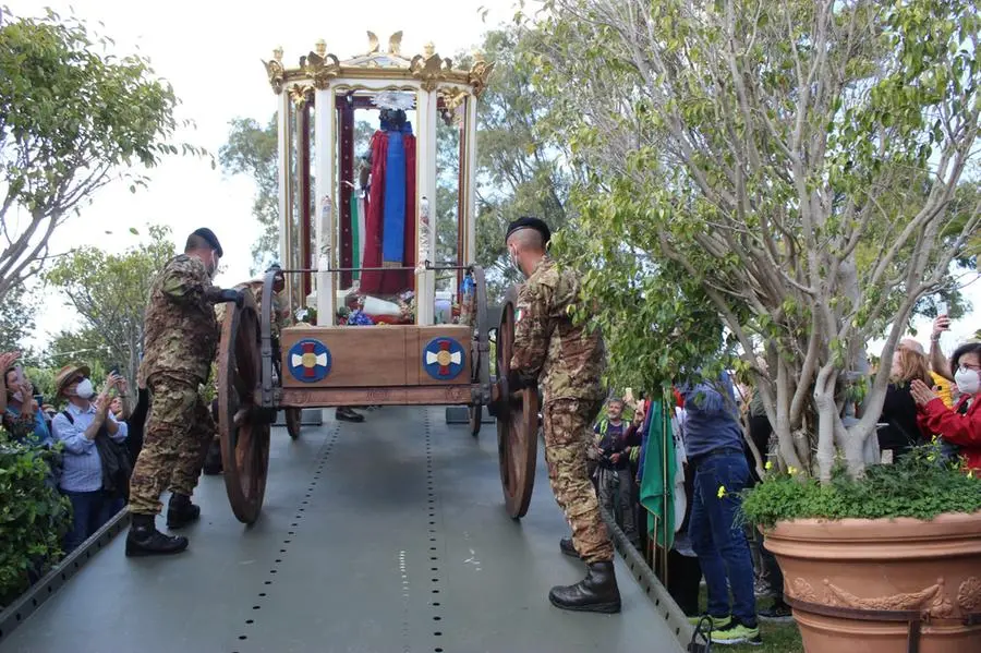Le operazioni dei militari per il trasferimento della statua di Sant'Efisio (foto ufficio stampa)