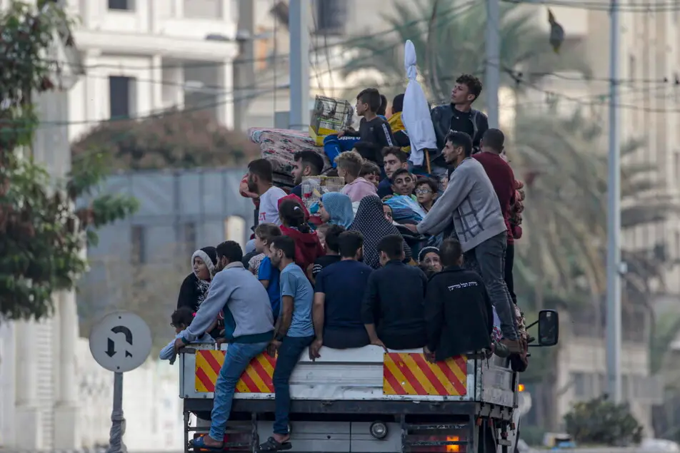 Gaza, civili in fuga (foto Ansa)