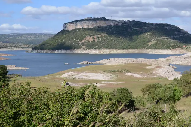 Il bacino del Temo ai livelli minimi (foto Calvi)
