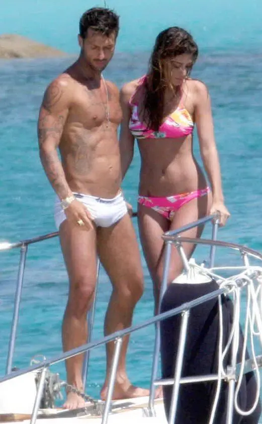 Fabrizio e Belen ai tempi della loro relazione durante una vacanza in Sardegna