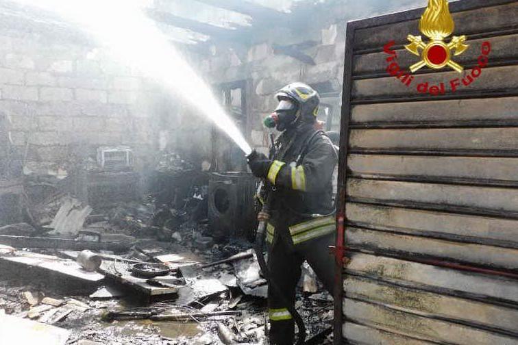 Incendio a Usini, un garage distrutto dalle fiamme