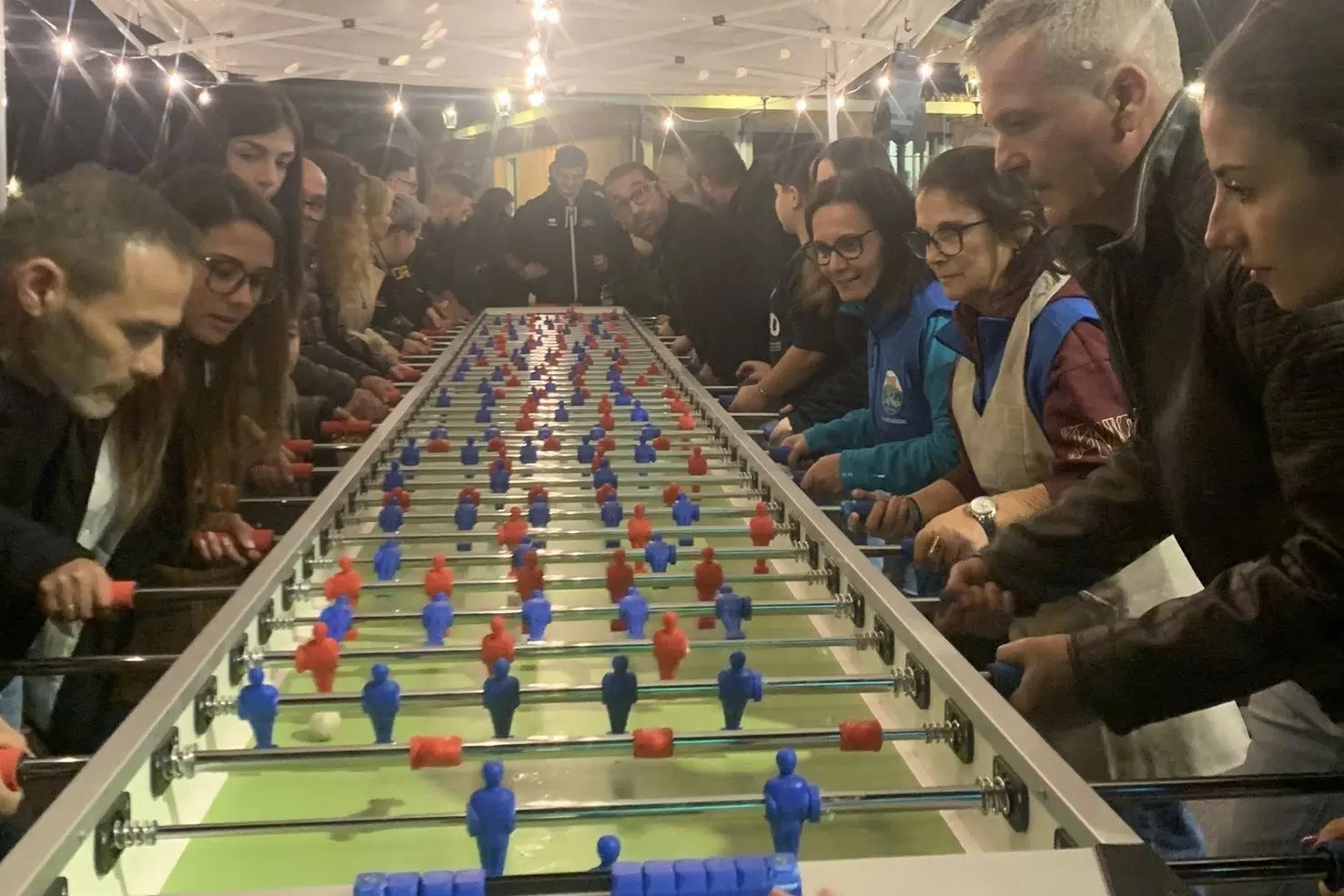 La partita di biliardino a Olia Speciosa (Foto Agus)