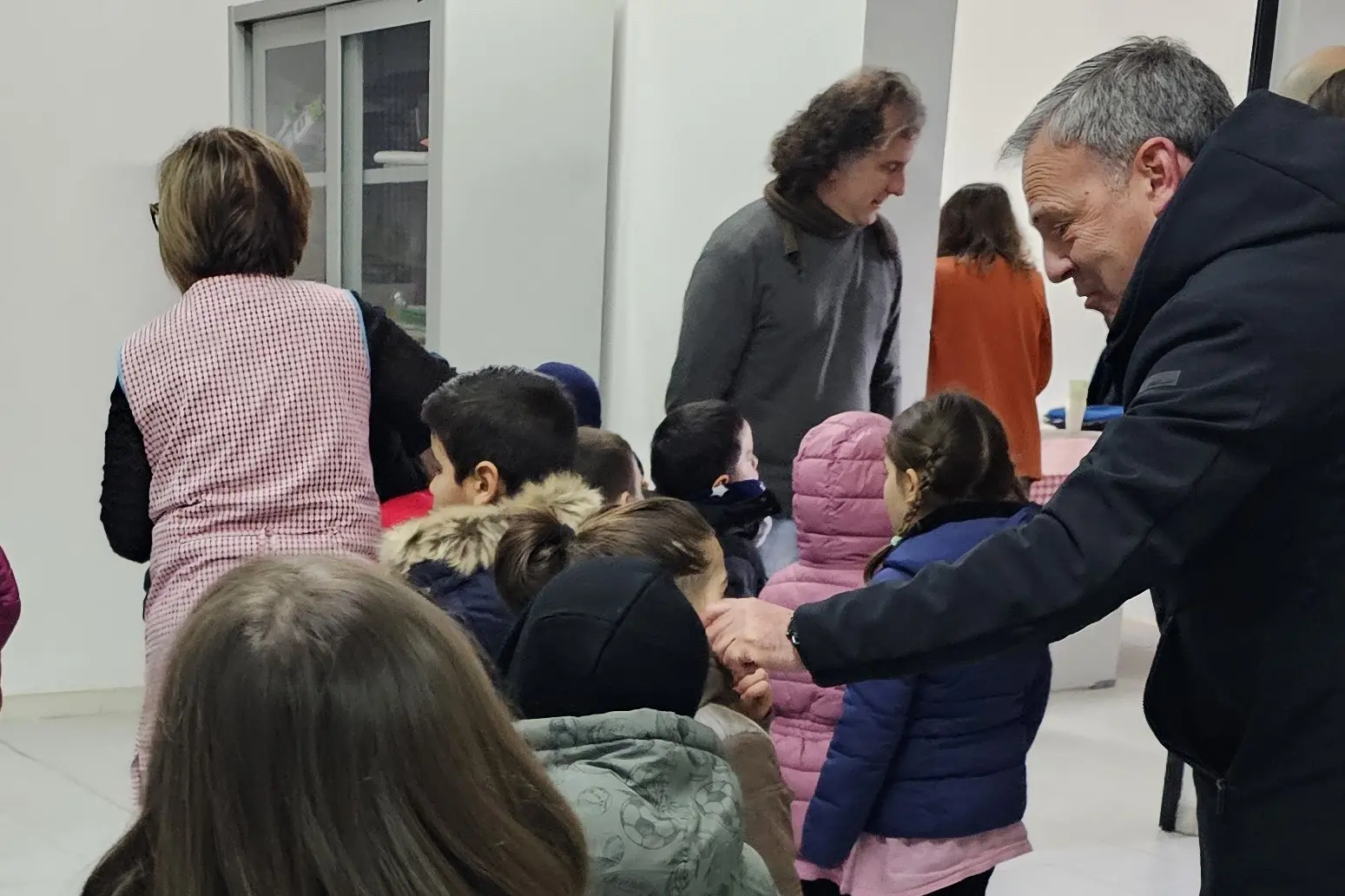 Il sindaco Uda con i bambini nel laboratorio (foto Oggianu)