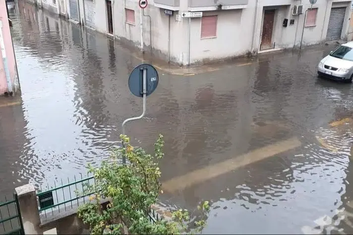 Una strada allagata in Sardegna a causa delle piogge (Archivio L'Unione Sarda)