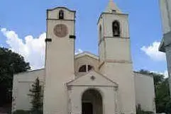 La chiesa di San Saturnino con le due torri campanarie