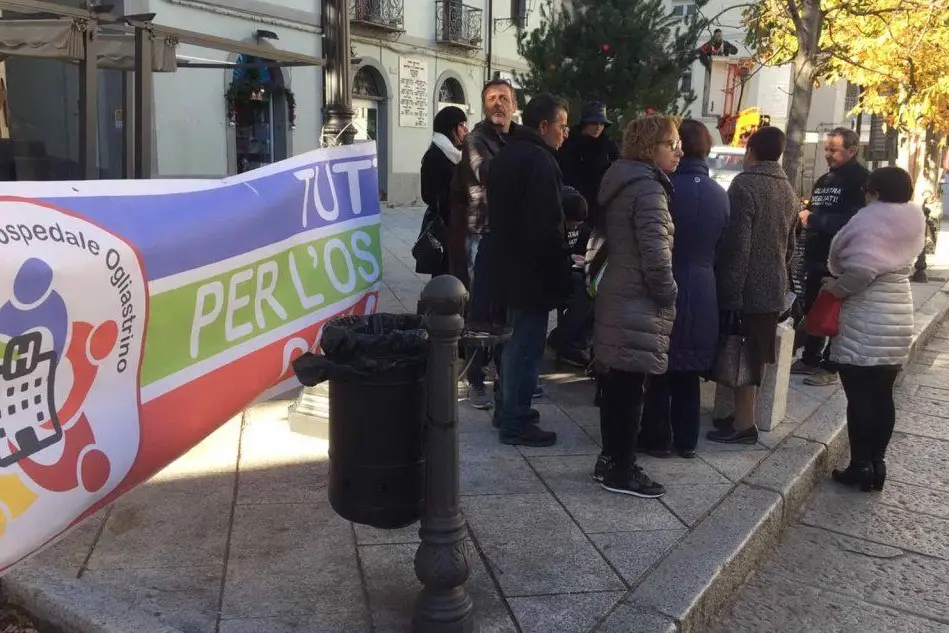Il banchetto per la raccolta delle firme a difesa dell'ospedale di Lanusei in piazza Vittorio Emanuele (foto L'Unione Sarda)