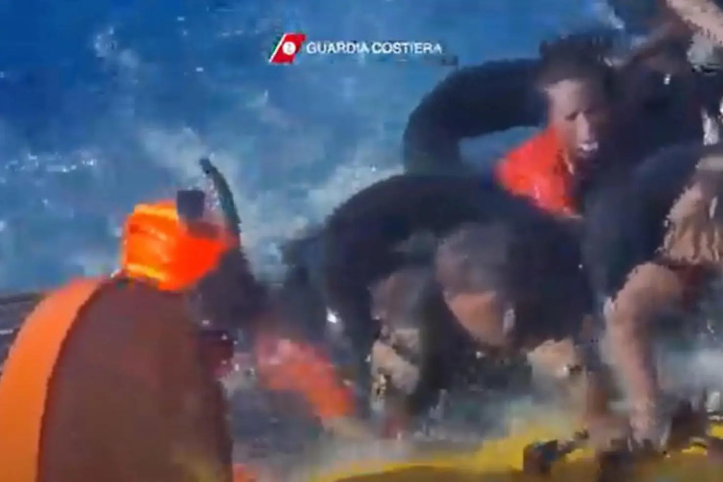 Salvataggio migranti a Lampedusa (foto Guardia Costiera via Ansa)