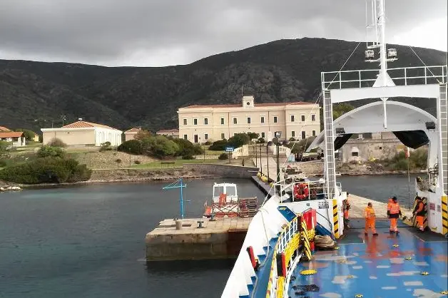 Il traghetto "Sara D" a Cala Reale (foto L'Unione Sarda - Pala)
