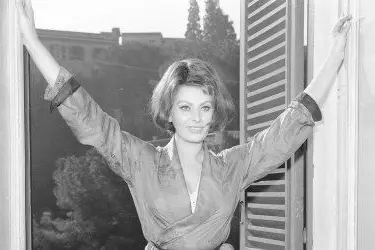L'attrice Sophia Loren nella sua casa, dopo aver ricevuto la notizia dell'assegnazione dell'Oscar per il film &quot;La Ciociara&quot;