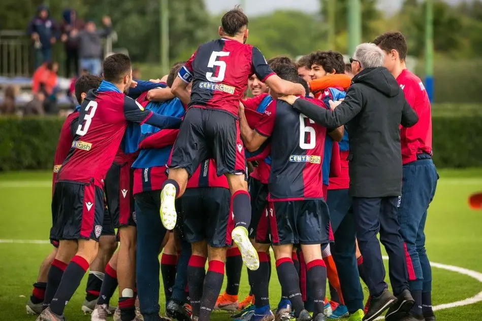 La gioia dei giocatori del Cagliari Primavera dopo una vittoria (foto Paolo Pastrangelo)