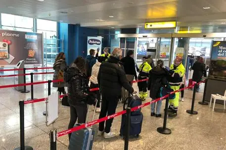 Viaggiatori all'aeroporto di Cagliari (Ansa)