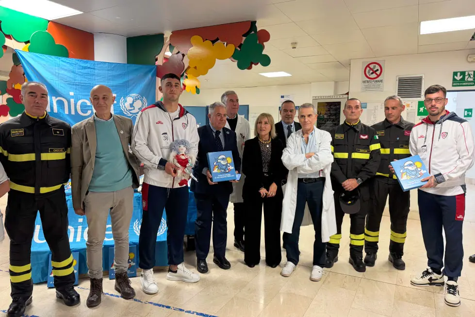 I rossoblù Piccoli e Gaetano consegnano il &quot;Regalo Sospeso&quot; ai bambini dell'ospedale Brotzu di Cagliari (foto Cagliari Calcio)