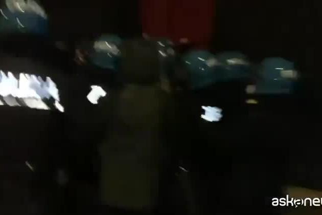 Roma, scontri tra dimostranti e polizia durante lo sgombero di un circolo abusivo di CasaPound