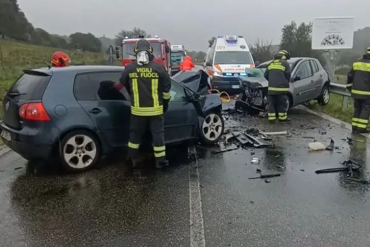 L'incidente sulla statale 129 (Foto Vigili del fuoco)
