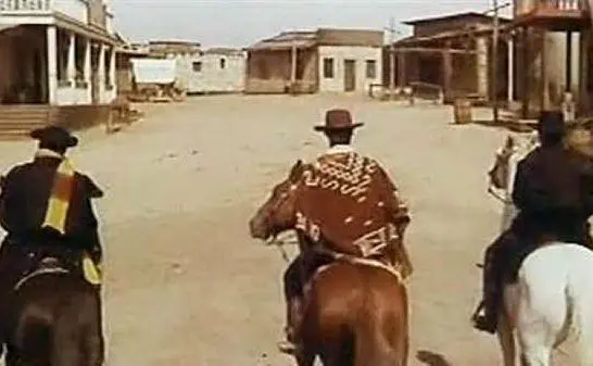 Diretto da Sergio Leone, è considerato tra i più celebri film del genere western spaghetti