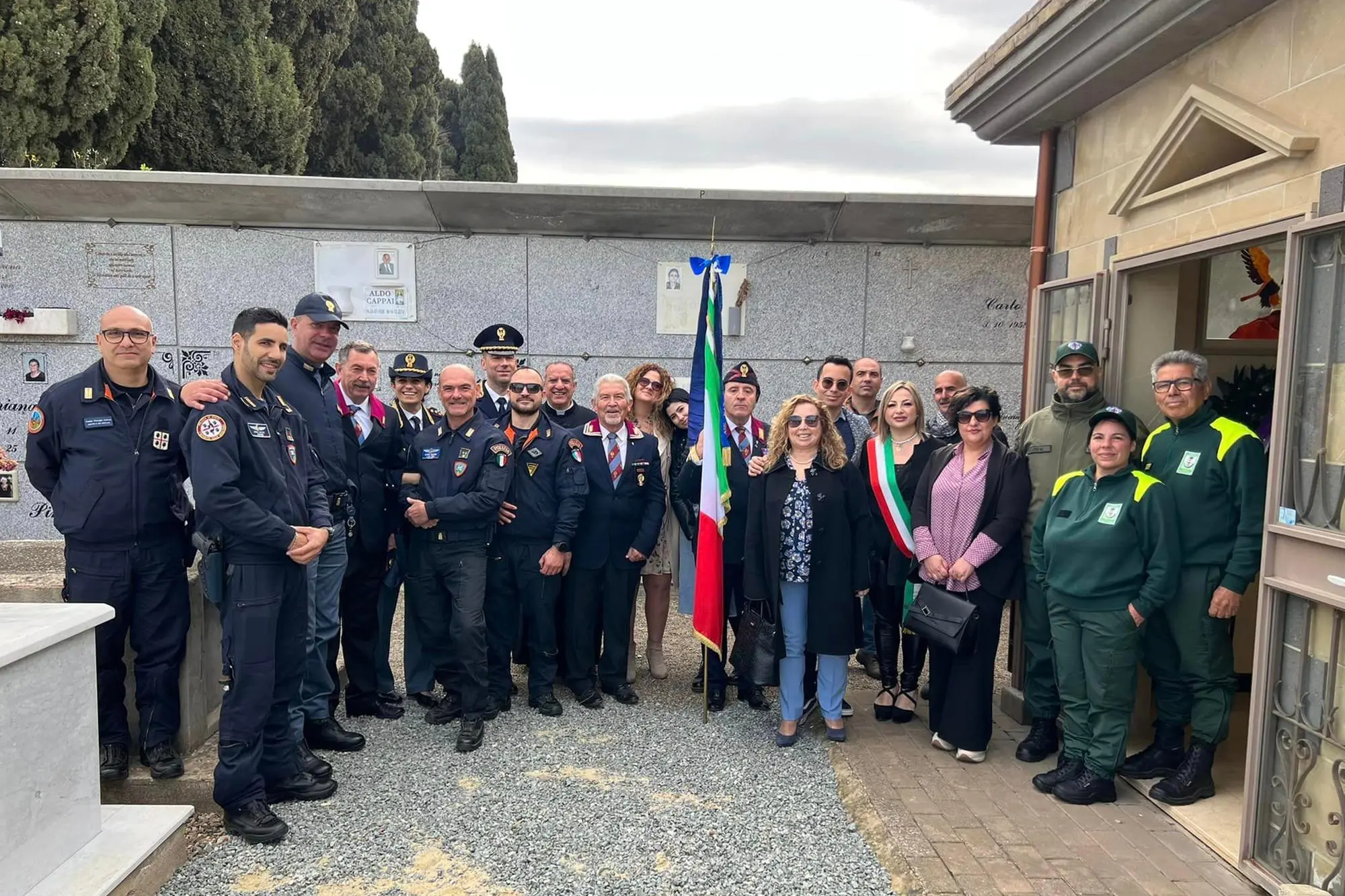 La cerimonia al cimitero (foto concessa)