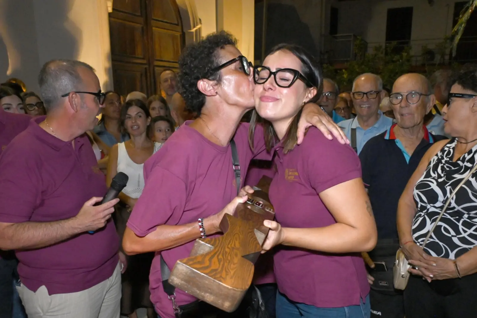 Lucia Mascia (a sinistra) consegna su giuali a Ilaria Falchi