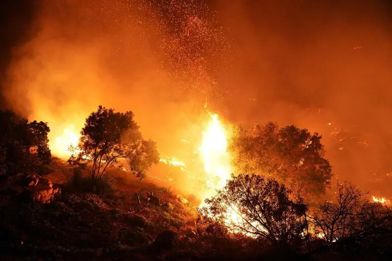 Un incendio (foto Ansa)