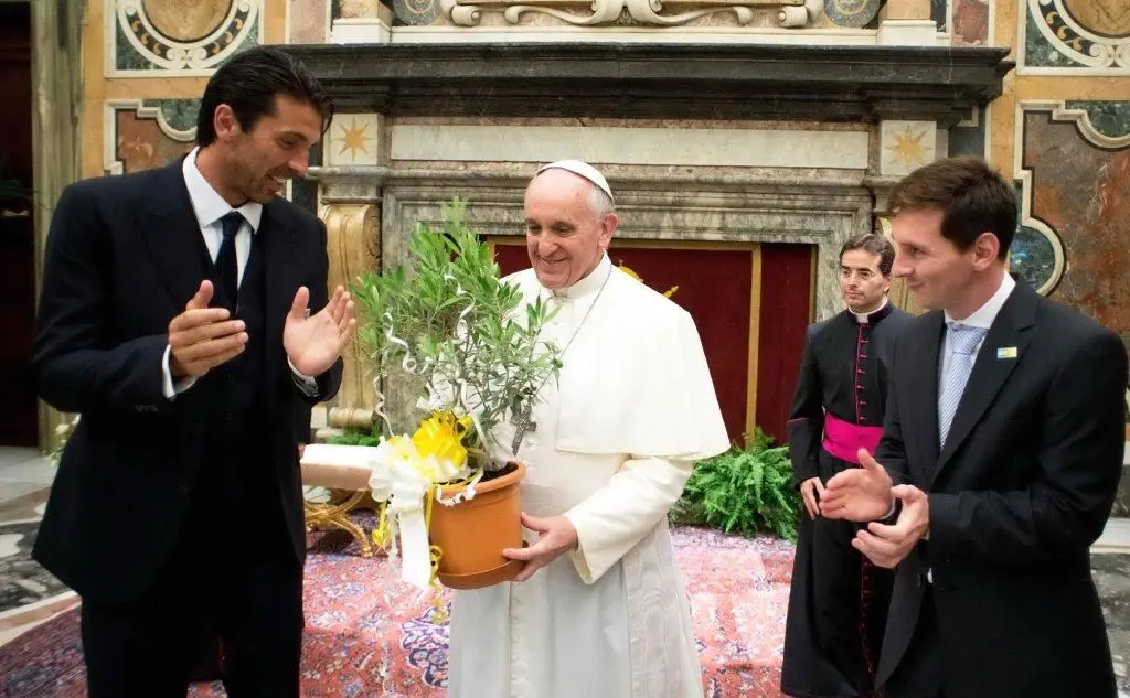 Con Messi e Buffon quando riceve le nazionali argentina e italiana alla vigilia di un'amichevole