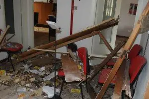 Il Centro Informagiovani del Comune devastato dall'esplosione