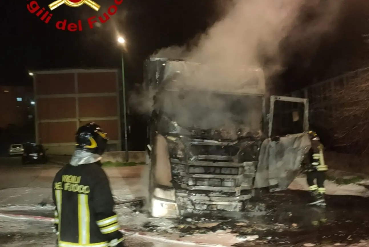 L'incendio (foto Vigili del fuoco)