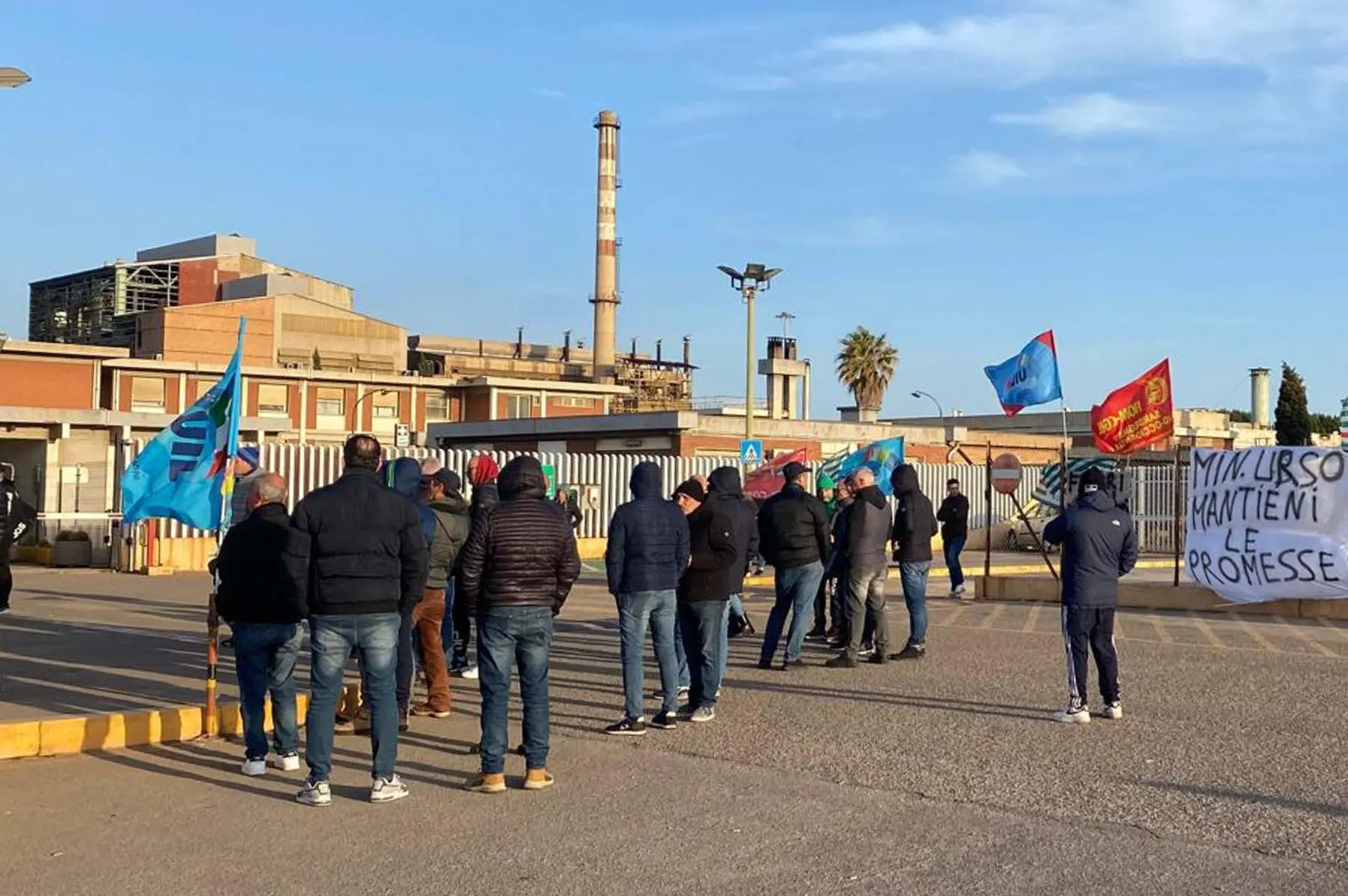 I lavoratori presidiano l'ingresso della Portovesme srl in una recente manifestazione di protesta (foto Angelo Cucca)