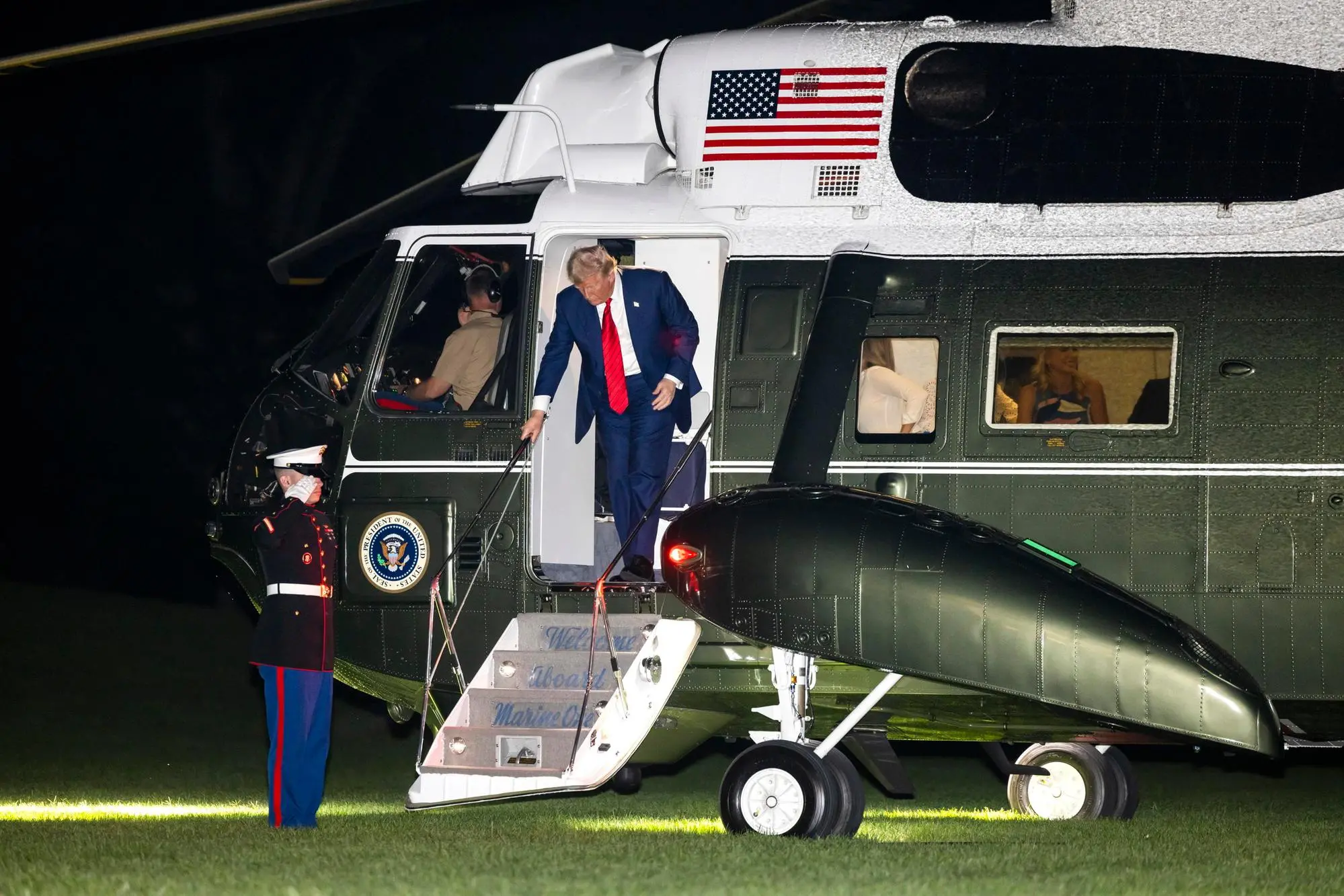 Donald Trump rientra a Washington a bordo dell'elicottero presidenziale (Ansa)