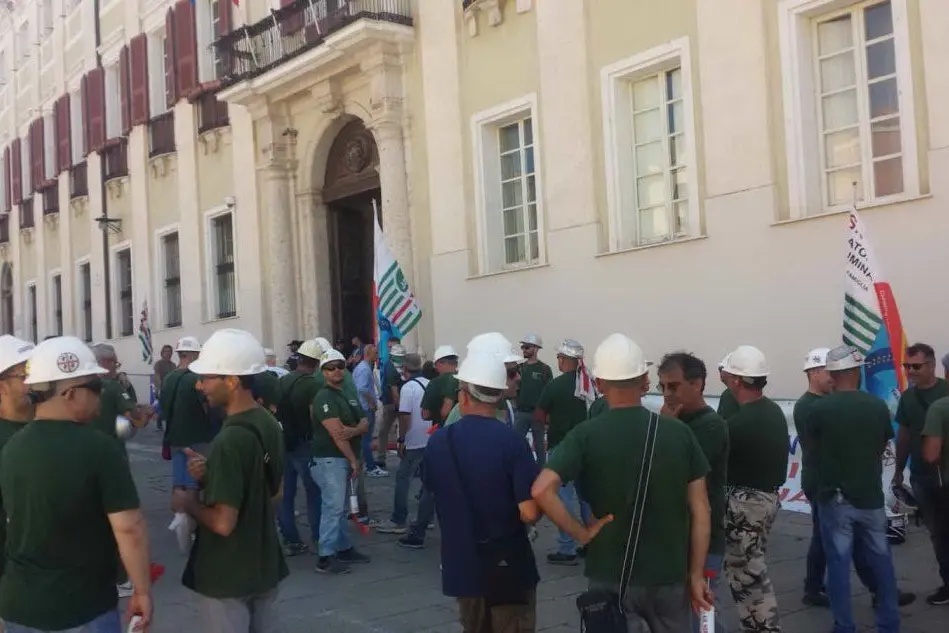 Il sit in degli operai davanti alla Prefettura (foto L'Unione Sarda - Pani)