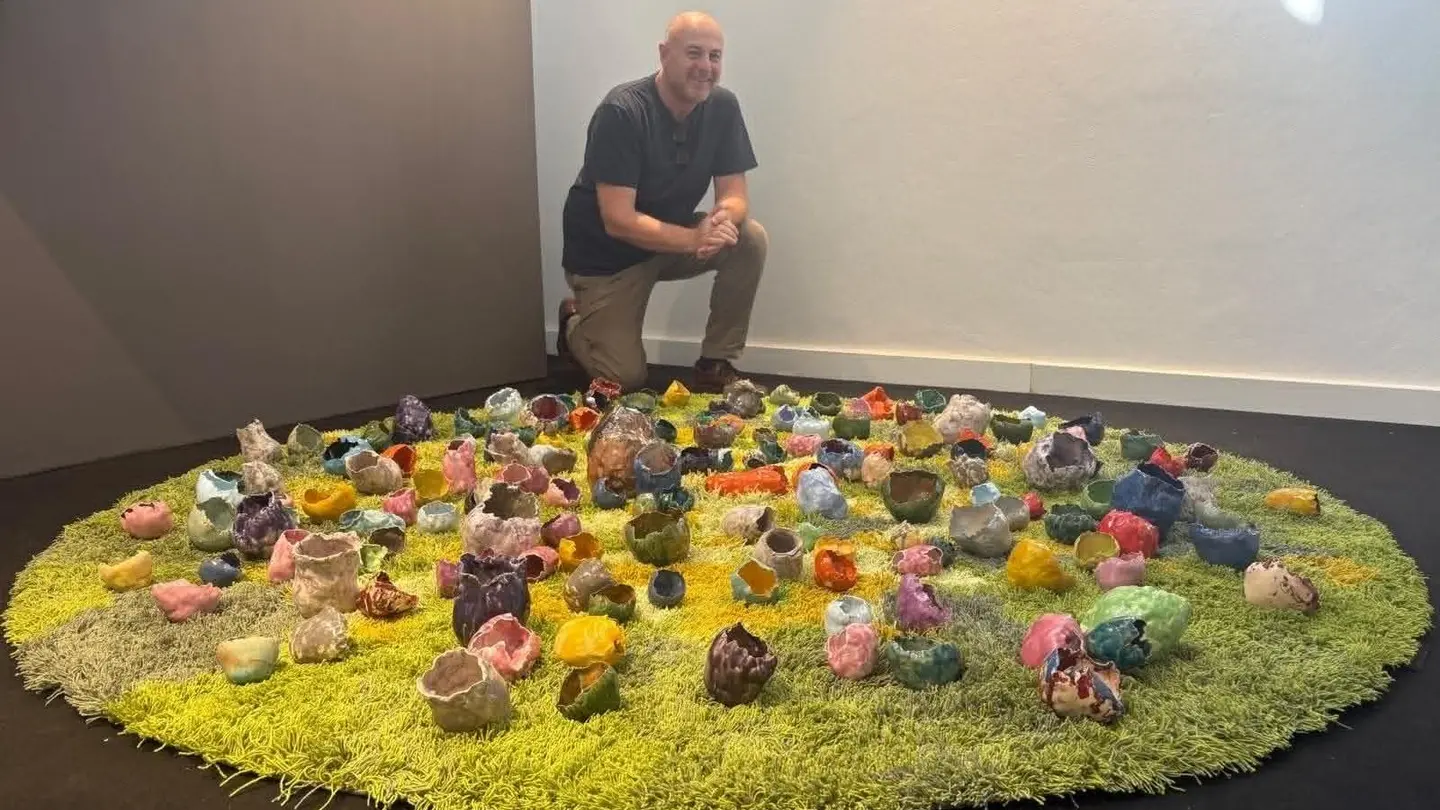 Arte contemporanea in mostra a Nuoro, opera di Michele Ciacciofera in ceramica e tencel