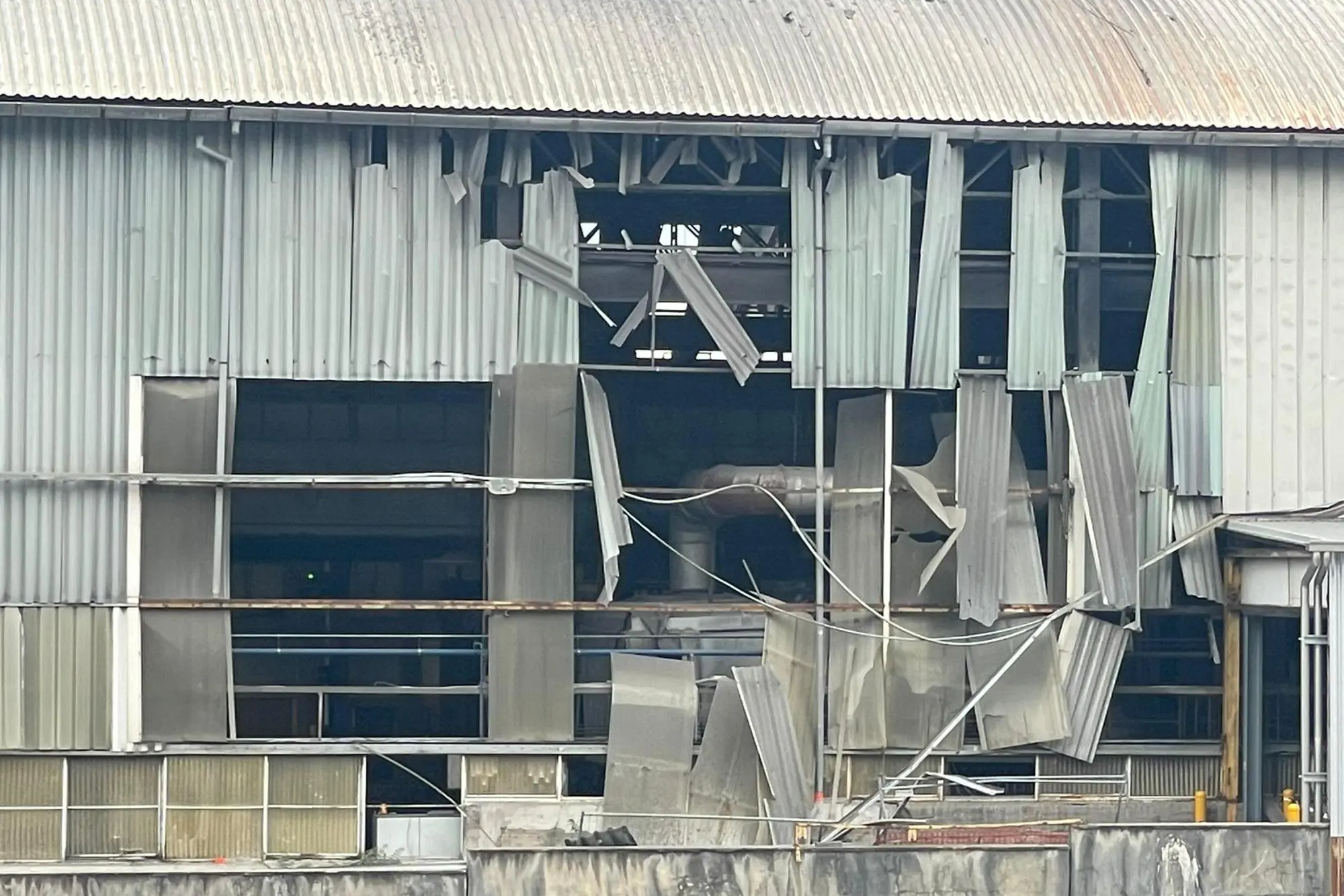 Una veduta esterna dello stabilimento Aluminium dove è avvenuta l'esplosione (Ansa)