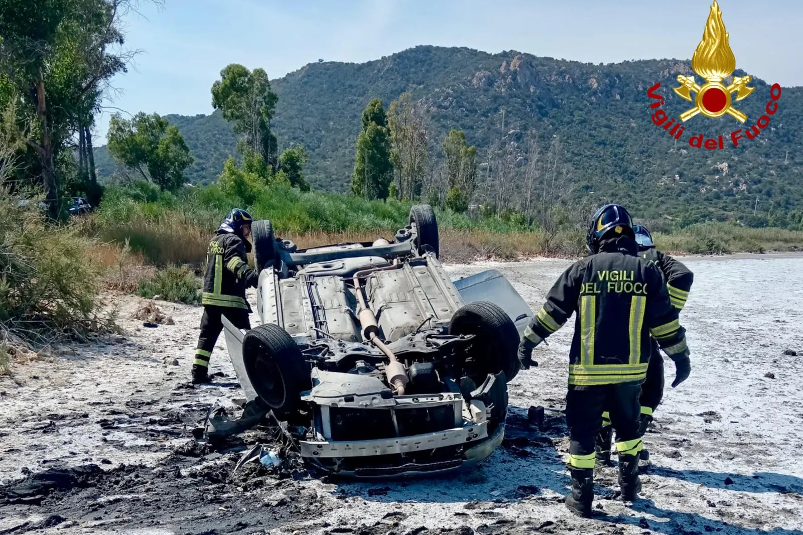 L'auto dopo l'incidente a Muravera (foto vigili del fuoco)