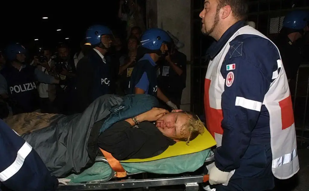 #AccaddeOggi, 21 luglio 2001: la polizia irrompe alla scuola Diaz, durante il G8 di Genova. È una mattanza
