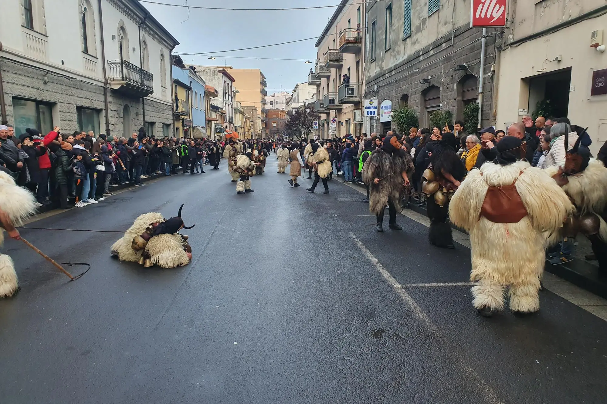 La sfilata delle maschere tradizionali (foto Oggianu)