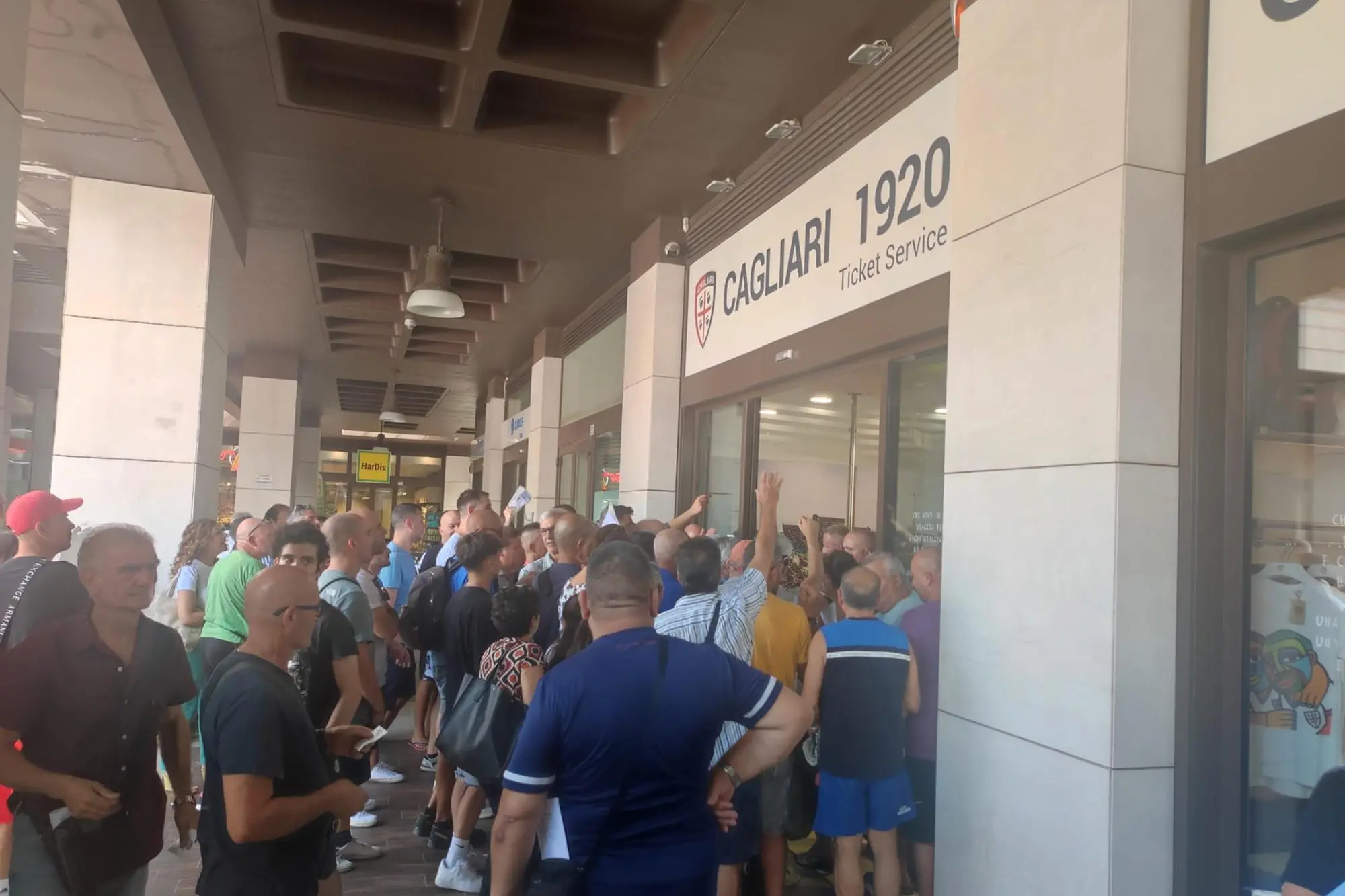 Folla davanti al Cagliari store (Foto Neri)