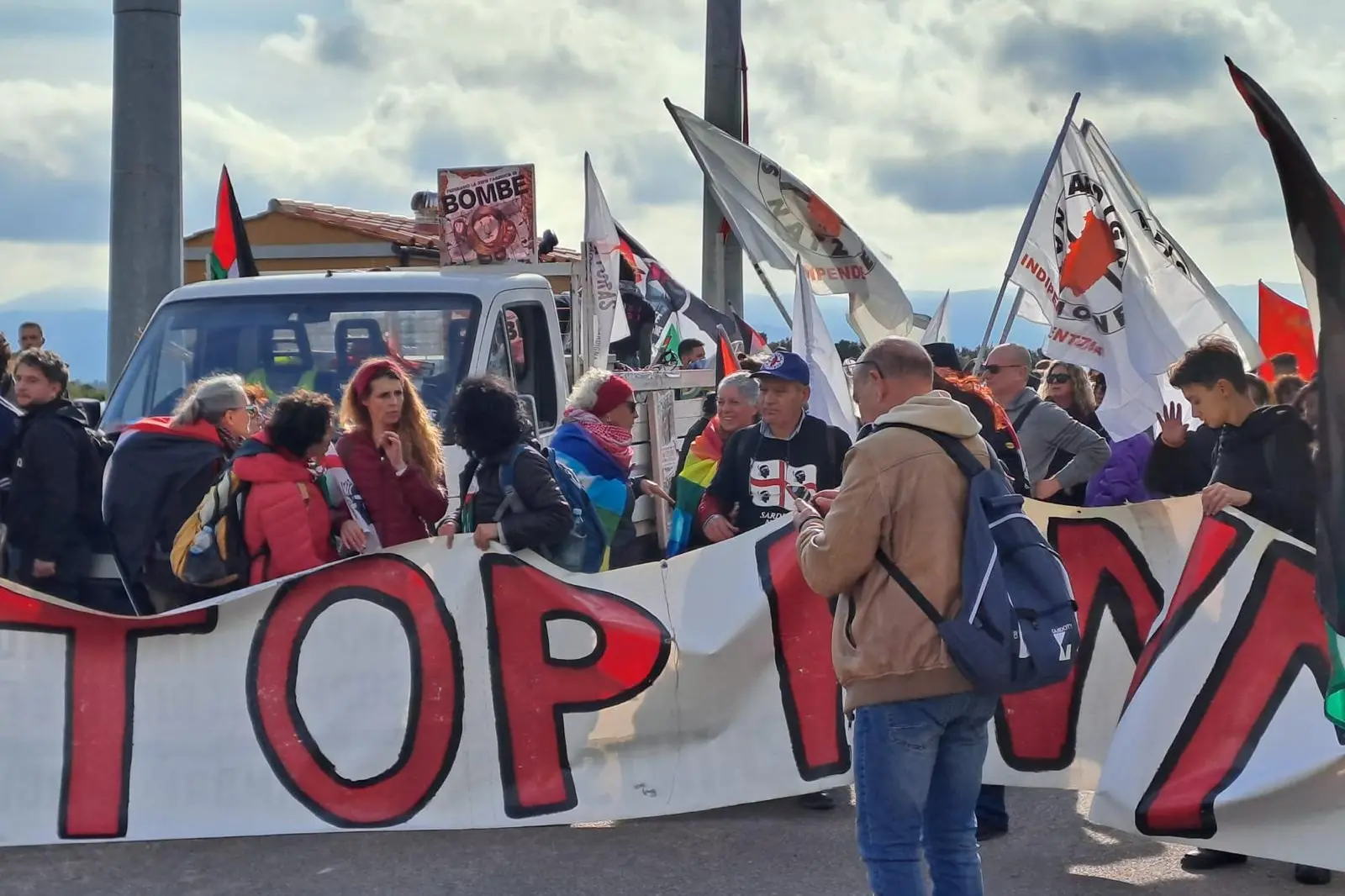 Una manifestazione contro la Rwm (L'Unione Sarda)