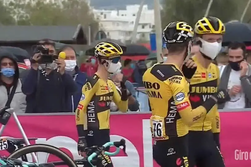 Ciclisti del team Jumbo-Visma (foto da frame video @GirodItalia)