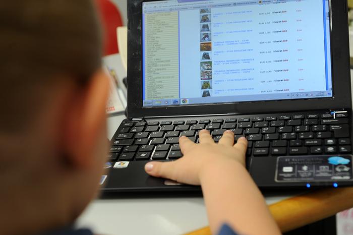 L’allarme dei pediatri: naviga sul web da solo un bimbo su 4 sotto i 6 anni
