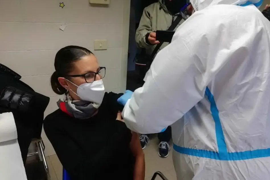 La prima infermiera vaccinata