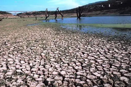 Gli effetti della siccità sul lago Omodeo
