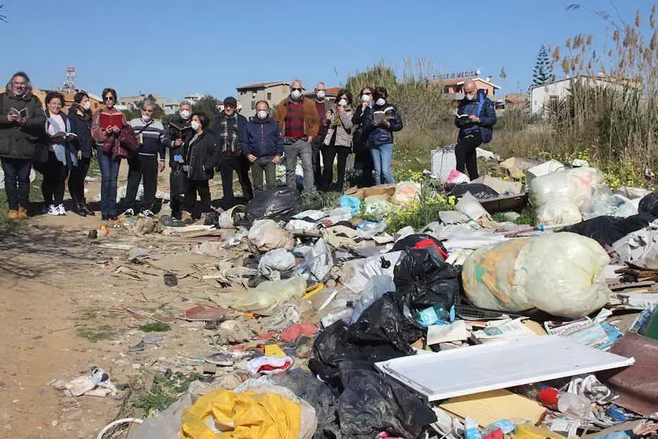 I rifiuti raccolti e i volontari (foto inviata da Valerio Piga)