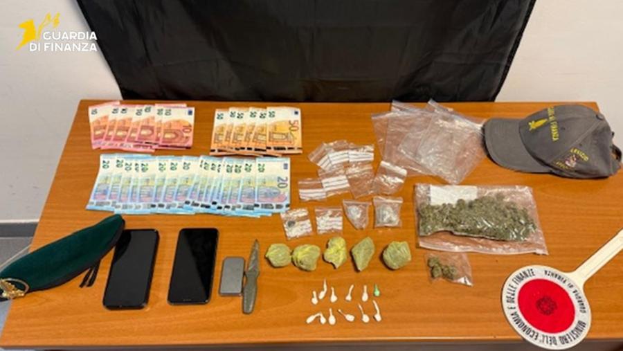 Pusher arrestato a Cagliari: incastrato dai cani anti-droga della Finanza