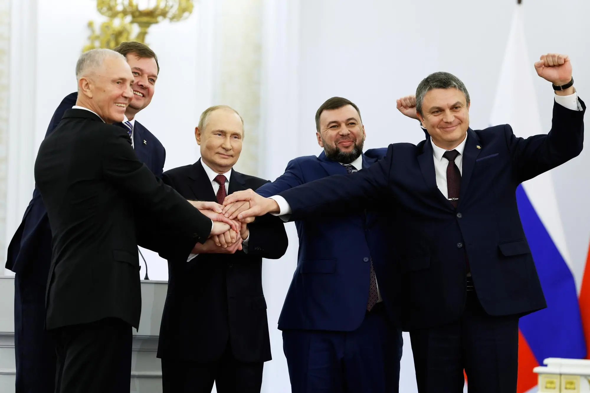 epa10216023 Russian President Vladimir Putin (C) with Head of the Donetsk People's Republic Denis Pushilin (2-R), Head of the Luhansk People's Republic Leonid Pasechnik (R), Head of the Zaporozhye Region Yevhen Balitsky (2-L), Head of the Kherson Region Vladimir Saldo (L) celebrate during a ceremony to sign treaties on new territories' accession to Russia at the Grand Kremlin Palace in Moscow, Russia, 30 September 2022. From 23 to 27 September, residents of the self-proclaimed Luhansk and Donetsk People's Republics as well as the Russian-controlled areas of the Kherson and Zaporizhzhia regions of Ukraine voted in a so-called 'referendum' to join the Russian Federation. EPA/DMITRY ASTAKHOV / SPUTNIK / KREMLIN POOL MANDATORY CREDIT