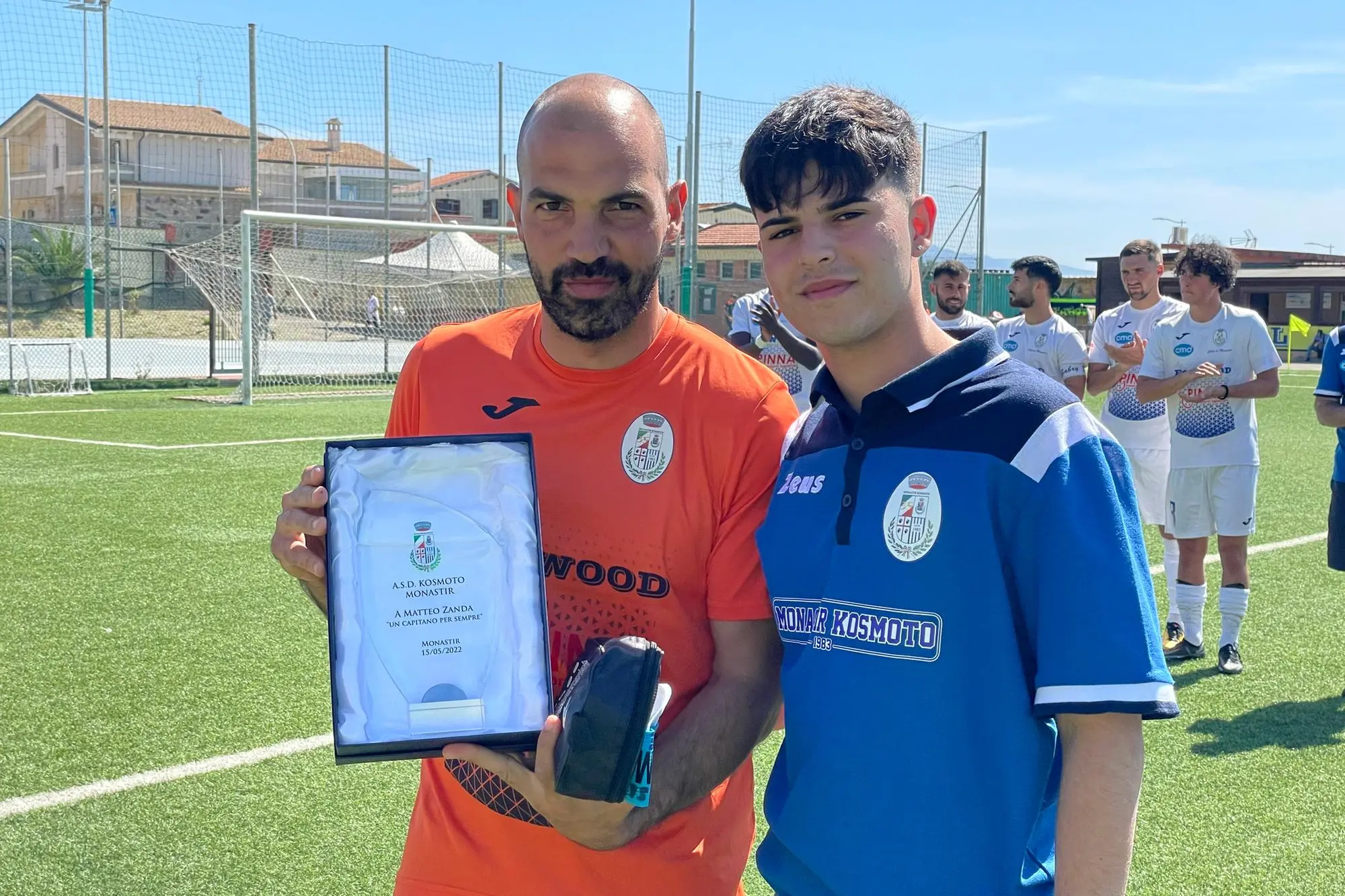 Matteo Zanda (a sinistra) con la targa ricordo nel giorno della sua ultima partita in carriera (foto Spignesi)