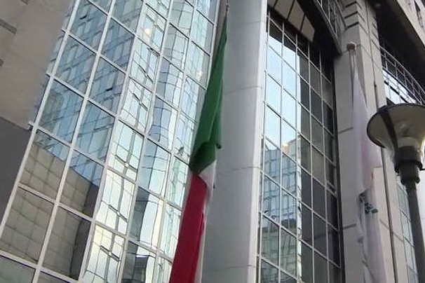 Congo, in Parlamento Ue bandiere italiana ed europea a mezz'asta