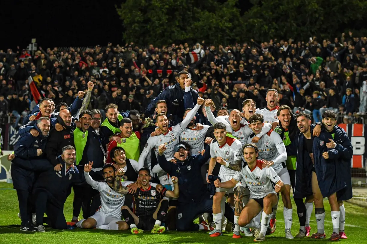 La gioia rossoblù dopo la gara della salvezza (foto Torres-A. Sanna)
