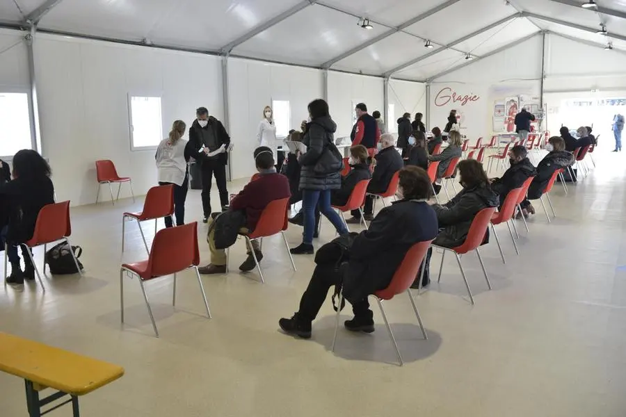 Un centro vaccinale (Ansa)
