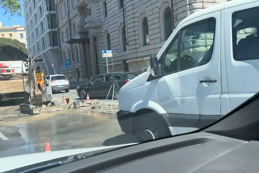 La perdita idrica in piazza Deffenu, a Cagliari