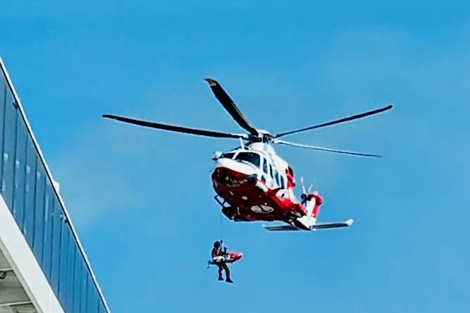 L'intervento di soccorso della Guardia Costiera (foto Guardia Costiera)