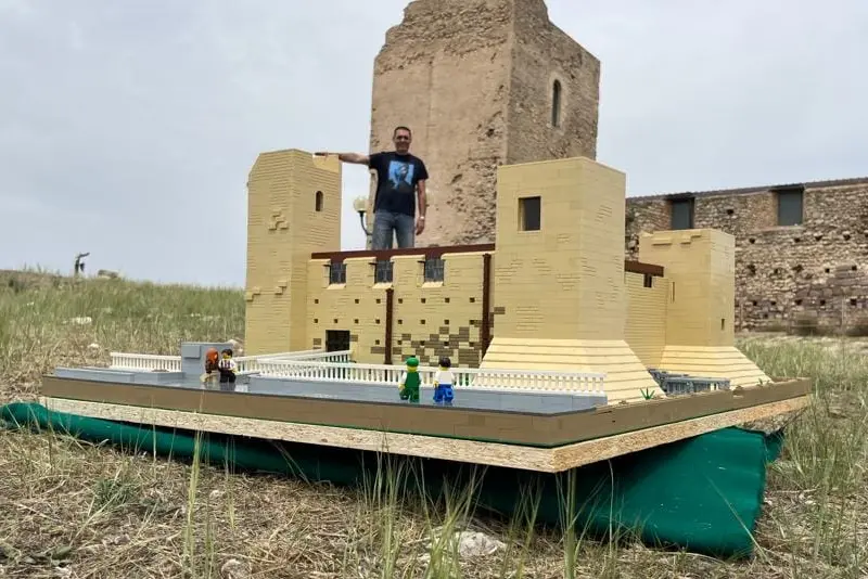 Maurizio Lampis e il diorama del Castello di San Michele (foto Facebook)