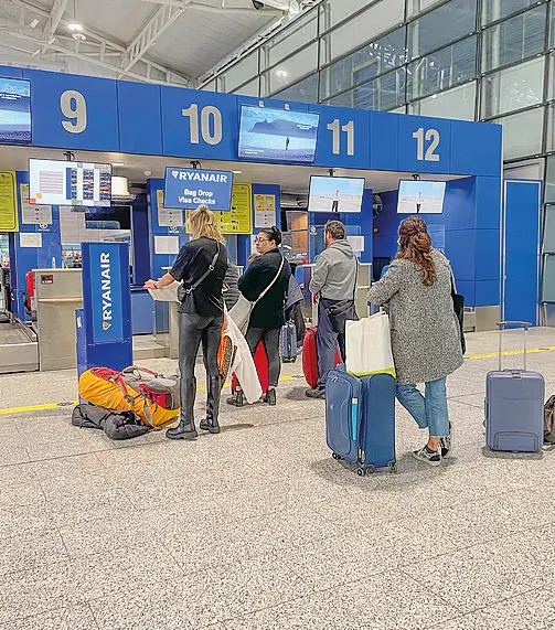 I banchi dei check-in nello scalo di Cagliari
